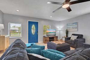 Home With Fenced Yard, Hot tub, Grill and 3 King Beds!