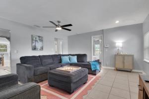 Home With Fenced Yard, Hot tub, Grill and 3 King Beds!
