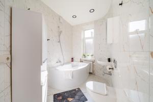 New 3BR for 5 - Big Bathtub & Elevator