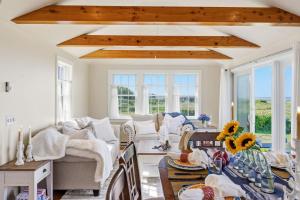 The Winthrop - Water-view Cape cottage with beach access