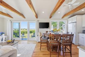 The Winthrop - Water-view Cape cottage with beach access