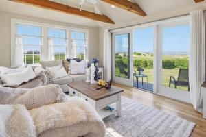 The Winthrop - Water-view Cape cottage with beach access