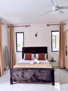 Bamburi Designer studio Pool Wifi Netflix balcony