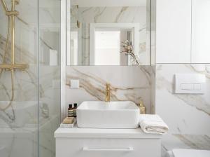 Urban Apartments - Mennica Residence - Great Location&18