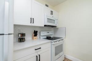 Coral Ridge Retreat Stylish 2BR in Prime Location