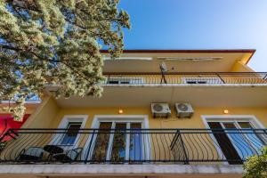 Apartments with parking space Novi Vinodolski - 2416