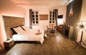 B&B / Chambres d'hotes La Maison Gustave : Suite Junior - Vue sur Jardin - Explorateurs
