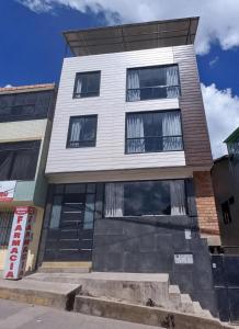 6BR - 6 Private Baths - WiFi - Near Airport