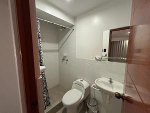 6BR - 6 Private Baths - WiFi - Near Airport