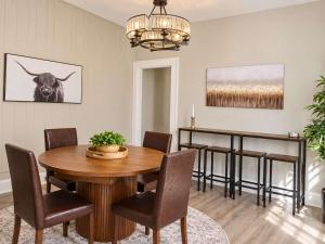 Cincy 5BR Retreat, Xavier & Zoo, Sleeps 7