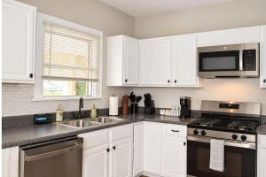 Cincy 5BR Retreat, Xavier & Zoo, Sleeps 7