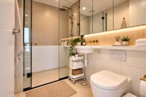 49F Sky-Rise 2BR 2BTH, Panoramic City Views with Game Room, Pool, Spa, Gym, Sauna, Steam
