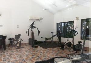 Magnolia elegant One BHK pool gym WiFi 10 mins to Beach