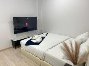 Cinema Bungalow 4K with fast WiFi and 5 min to Beach