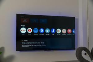 Cinema Bungalow 4K with fast WiFi and 5 min to Beach