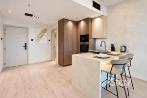 1BR with Jacuzzi & Lake View JLT