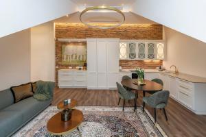 Artsy Exclusive Old Town Residence Gallery Walk