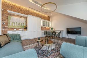 Artsy Exclusive Old Town Residence Gallery Walk