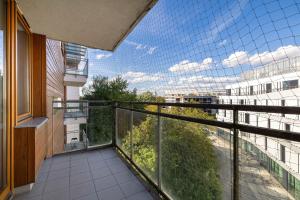 Funkcjonalny Apartament z Balkonem by Noclegi Renters