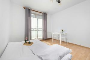 Funkcjonalny Apartament z Balkonem by Noclegi Renters