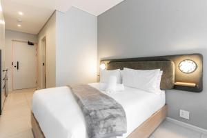 The Rose 105: Studio Apartment with Rooftop Pool