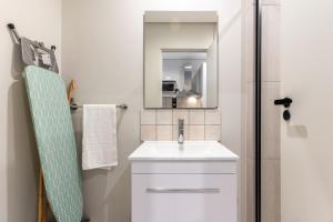 The Rose 105: Studio Apartment with Rooftop Pool