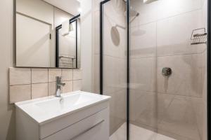 The Rose 105: Studio Apartment with Rooftop Pool