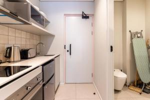 The Rose 105: Studio Apartment with Rooftop Pool