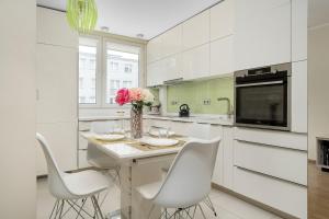 A Bright Apartment With A Pressure Coffee Machine By Noclegi Renters