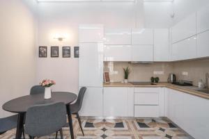 Bright Downtown Hideaway - Steps from Basilica