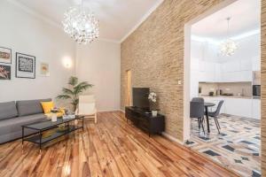 Bright Downtown Hideaway - Steps from Basilica