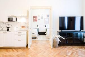 Prague Days - Two-Bedroom Apartment with Work Space and AC in Vinohrady