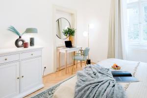 Prague Days - Two-Bedroom Apartment with Work Space and AC in Vinohrady