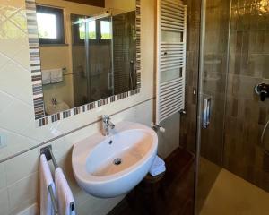 Sarzana-Charming Room Pool and BB