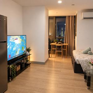 Luxury Studio 40 sqm at Century Spire - 500Mbps & Netflix