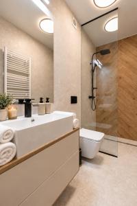 ALURE RESIDENCES 9 & 24h self check-in, private parking in front of the apartment building included, new building, terrace, the apartment building has its own park with a lake and outdoor fitness, childrens playground, CITY CENTER