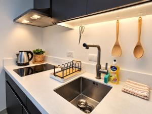 Luxury Studio 40 sqm at Century Spire - 500Mbps & Netflix