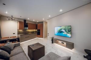 10-74 Manhattan 2-bedroom, Beresteiskyi 11, Kyiv, Politekh metro nearby, stunning city view, 15 kW backup power, Petrovdim Apartment