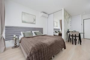 Browary Warszawskie Stylish Studios with AC by Noclegi Renters