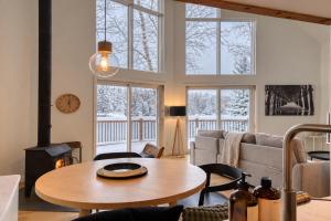 NEW! Waterfront Nest Hot Tub & Lake Views