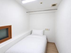 51Near Gimpo Airport, 15 minutes to Hongdae, 5-minute walk to the subway, guesthouse, shared bathroom, solo travel