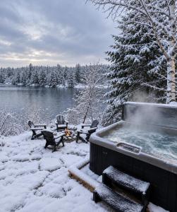 NEW! Waterfront Nest Hot Tub & Lake Views