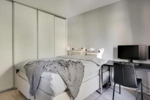 Stylish & Spacious Apartment with Large Balcony