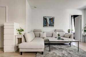 Stylish & Spacious Apartment with Large Balcony