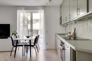 Stylish & Spacious Apartment with Large Balcony