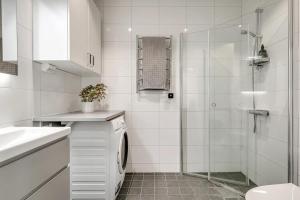 Stylish & Spacious Apartment with Large Balcony