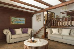 New Villa Ikos with Heated Pool & BBQ, Walking Distance to the Beach