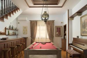 New Villa Ikos with Heated Pool & BBQ, Walking Distance to the Beach