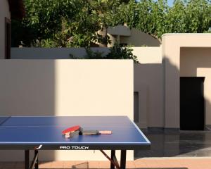 New Villa Ikos with Heated Pool & BBQ, Walking Distance to the Beach