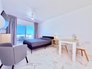 Victoria Beachfront Studio 1, Central Location Las Americas